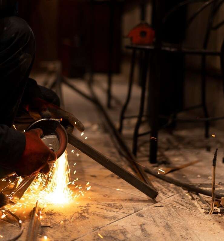 homem-usando-rebarbadora-com-faiscas_23-2149025942